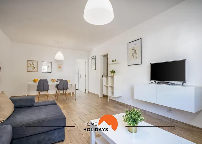 #002 Donalds Flat By Home Holidays